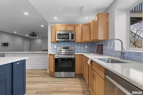 Kitchen - 10 The Elms Ln, Springfield, IL 62712 photo 8 of 9