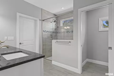 Bath - 10 The Elms Ln, Springfield, IL 62712 photo 2 of 5