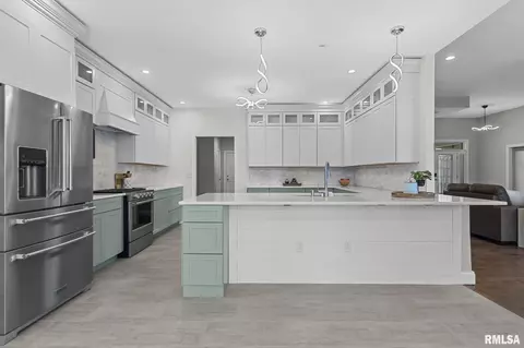 Kitchen - 10 The Elms Ln, Springfield, IL 62712 photo 5 of 9