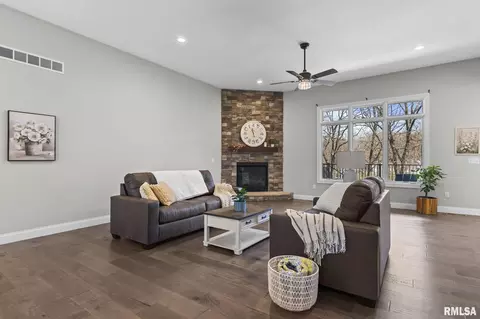 Living - 10 The Elms Ln, Springfield, IL 62712 photo 2 of 2