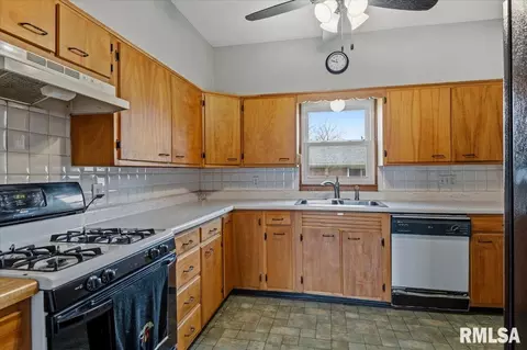 Kitchen - 2830 S State St, Springfield, IL 62704 photo 1 of 3