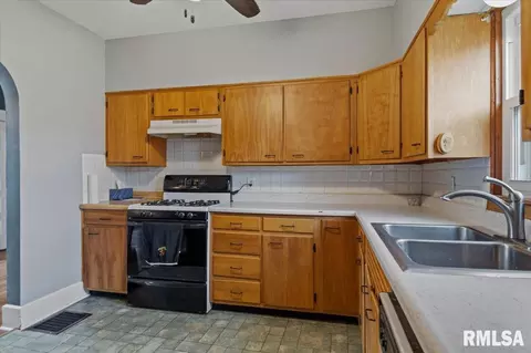 Kitchen - 2830 S State St, Springfield, IL 62704 photo 3 of 3