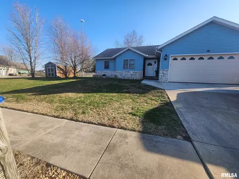 19419 Pinecrest Rd, Petersburg, IL 62675