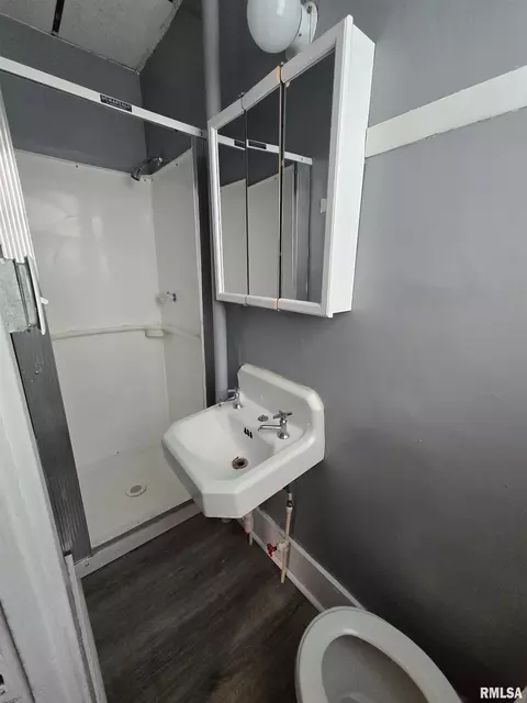 526 E Walnut St, Canton, IL 61520 photo 5