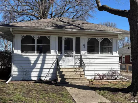 1103 W Main Cross St, Taylorville, IL 62568