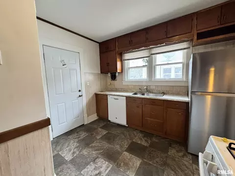 Kitchen - 2408 Yale Blvd, Springfield, IL 62703 photo 4 of 5