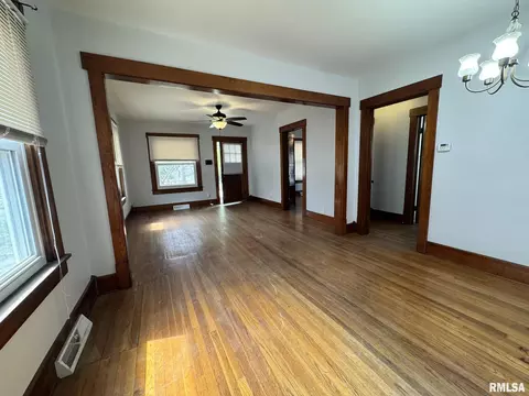 Living - 2408 Yale Blvd, Springfield, IL 62703 photo 6 of 7