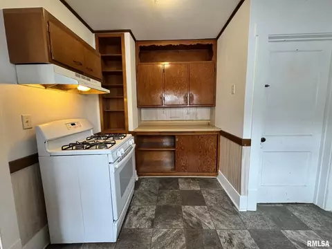 Kitchen - 2408 Yale Blvd, Springfield, IL 62703 photo 2 of 5