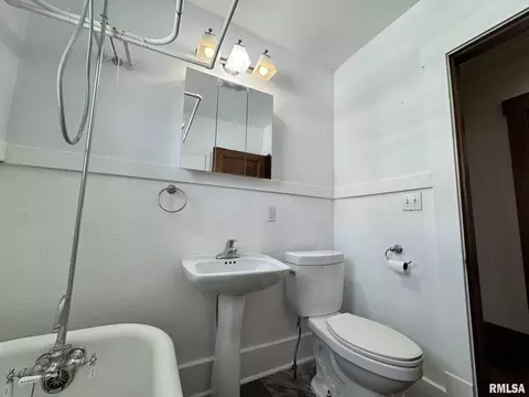 Bath - 2408 Yale Blvd, Springfield, IL 62703 photo 3 of 3