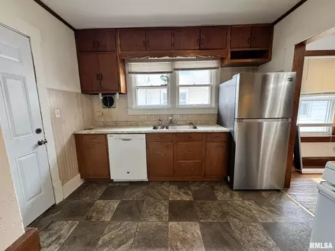 Kitchen - 2408 Yale Blvd, Springfield, IL 62703 photo 3 of 5
