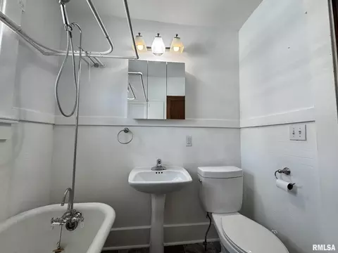 Bath - 2408 Yale Blvd, Springfield, IL 62703 photo 2 of 3