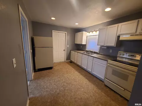 Entry Way - 171 N 3rd St, Canton, IL 61520 photo 2 of 2