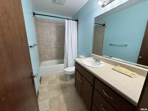 Bath - 2537 S 5th St, Springfield, IL 62703 photo 1 of 1