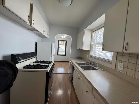 Entry Way - 2537 S 5th St, Springfield, IL 62703 photo 3 of 3