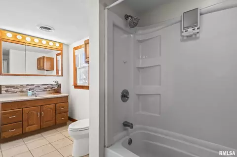 Bath - 2010 N 16th St, Springfield, IL 62702 photo 1 of 3