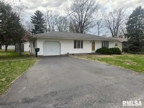 705 N Silver St, Taylorville, IL 62568
