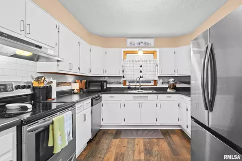 Kitchen - 1913 E Hood St, Springfield, IL 62703 photo 2 of 2