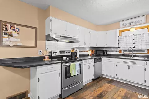 Kitchen - 1913 E Hood St, Springfield, IL 62703 photo 1 of 2