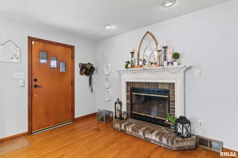 Entry Way - 1913 E Hood St, Springfield, IL 62703 photo 1 of 2