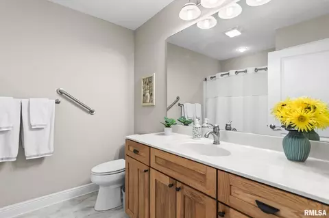 Bath - 2403 Interlacken Rd, Springfield, IL 62704 photo 4 of 4
