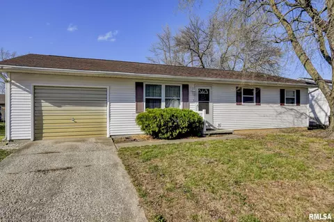 1217 W Sherman St, Taylorville, IL 62568