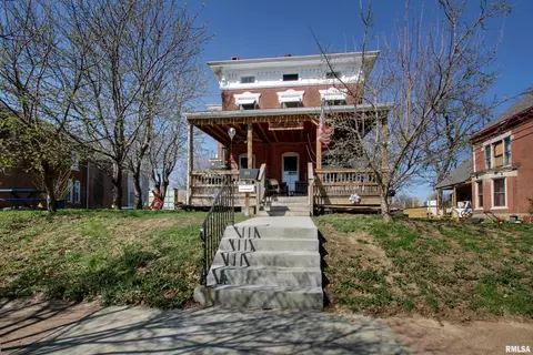 929 N 6th St, Quincy, IL 62301