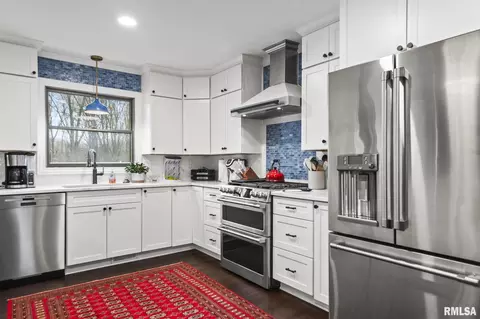 Kitchen - 2421 E Lake Shore Dr, Springfield, IL 62712 photo 3 of 5