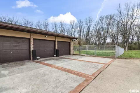 Exterior - 2421 E Lake Shore Dr, Springfield, IL 62712 photo 10 of 15