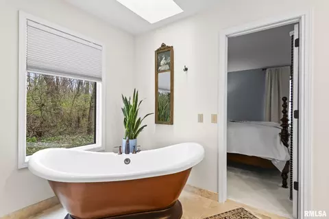 Bath - 2421 E Lake Shore Dr, Springfield, IL 62712 photo 4 of 6