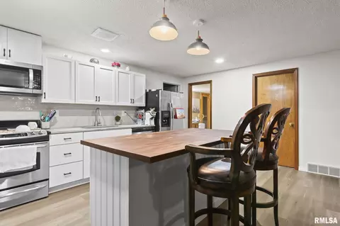 Kitchen - 2421 E Lake Shore Dr, Springfield, IL 62712 photo 5 of 5