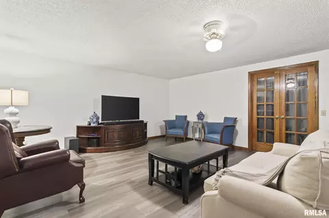 Living - 2421 E Lake Shore Dr, Springfield, IL 62712 photo 10 of 10