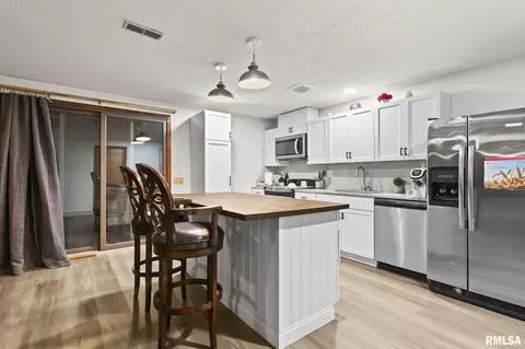 Kitchen - 2421 E Lake Shore Dr, Springfield, IL 62712 photo 4 of 5
