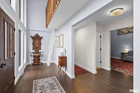 Entry Way - 2421 E Lake Shore Dr, Springfield, IL 62712 photo 2 of 5