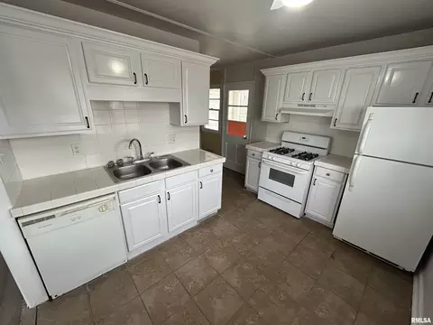 Kitchen - 10 Reed Ct, Springfield, IL 62704 photo 1 of 2
