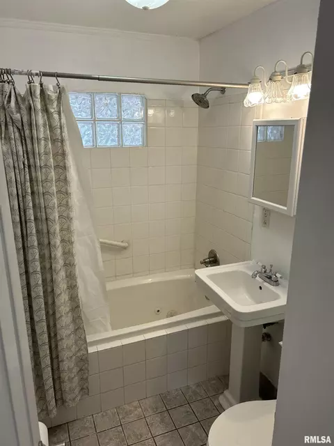 Bath - 10 Reed Ct, Springfield, IL 62704 photo 2 of 2