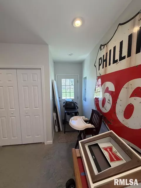 Entry Way - 19003 N Hammer Rd, Marshall, IL 62441 photo 5 of 8