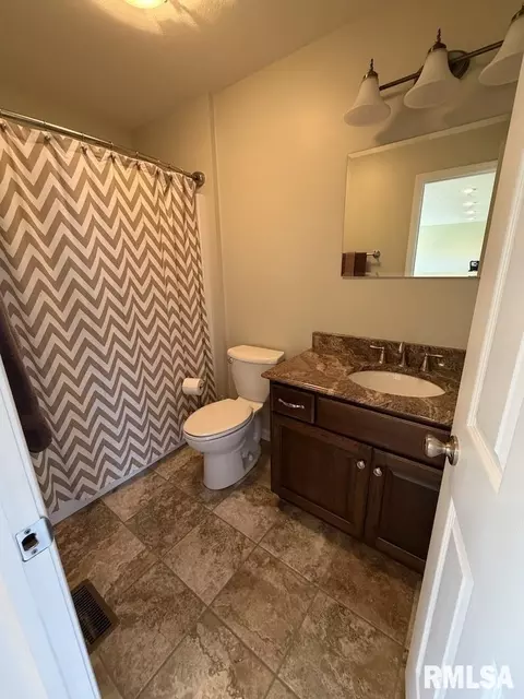 Bath - 19003 N Hammer Rd, Marshall, IL 62441 photo 1 of 1