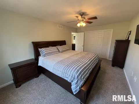 Bedroom - 19003 N Hammer Rd, Marshall, IL 62441 photo 2 of 3