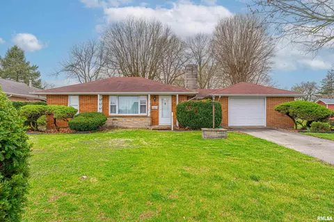 1717 Pekin St, Lincoln, IL 62656