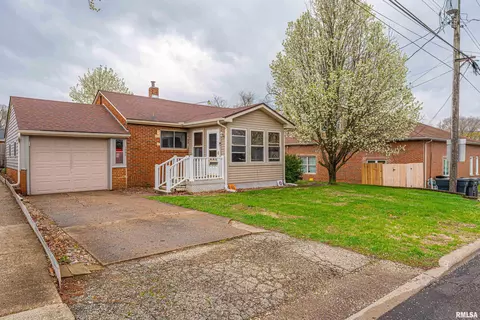 1004 Willow St, Pekin, IL 61554