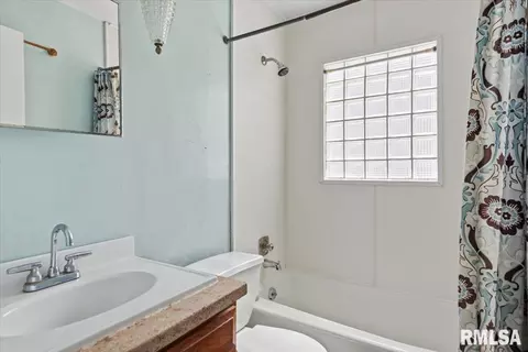 Bath - 1905 N 21st St, Springfield, IL 62702 photo 1 of 1
