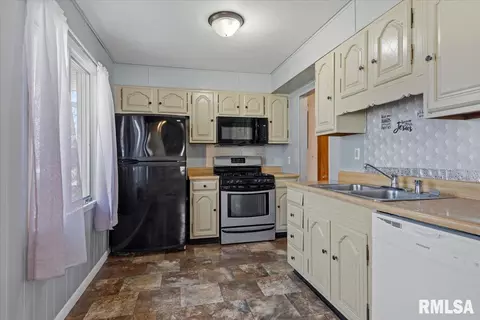 Kitchen - 1905 N 21st St, Springfield, IL 62702 photo 1 of 1