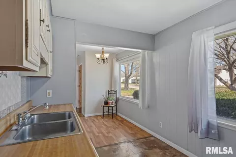 Entry Way - 1905 N 21st St, Springfield, IL 62702 photo 3 of 4