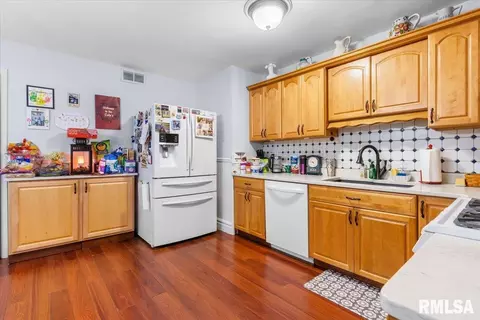 Kitchen - 17 Celeste Ct, Springfield, IL 62703 photo 2 of 2