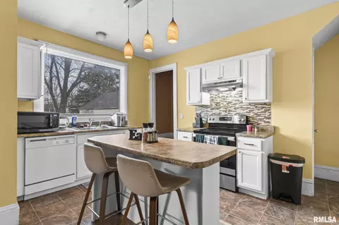 Kitchen - 135 N State St, Springfield, IL 62702 photo 2 of 3