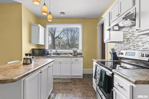 Kitchen - 135 N State St, Springfield, IL 62702 photo 3 of 3