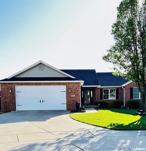 616 Garden Ct, Chatham, IL 62629