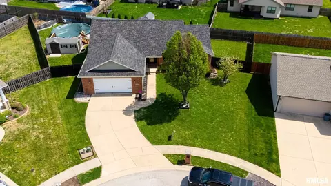 616 Garden Ct, Chatham, IL 62629