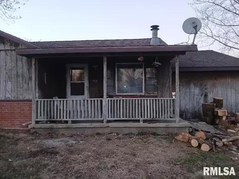 958 Kinmundy Rd, Louisville, IL 62858