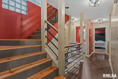 Entry Way - 200 S Koke Mill Rd, Springfield, IL 62704 photo 2 of 7